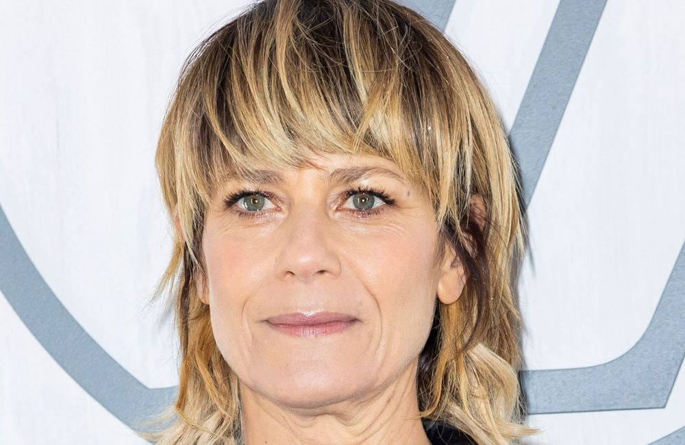 À 54 ans, Marina Foïs change de tête et adopte cette coupe de cheveux ultra rock