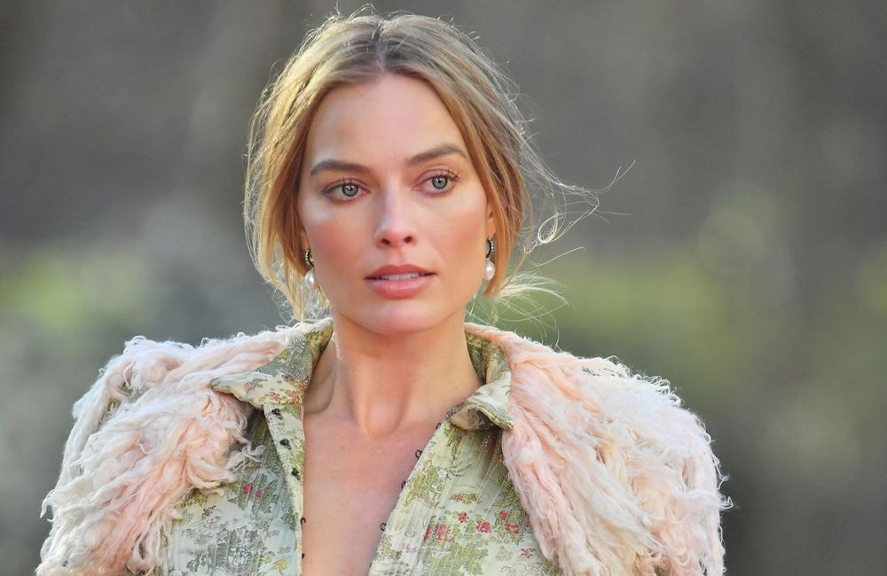 À Paris, Margot Robbie remet au goût du jour ce chignon oublié des années 2000