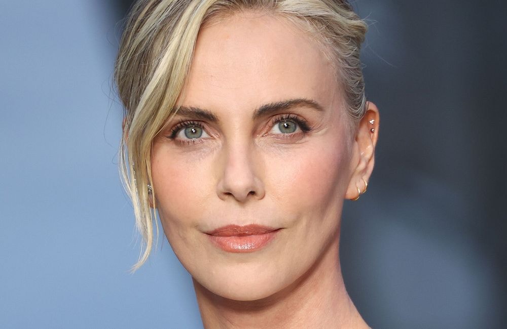 À 50 ans, Charlize Theron révèle l'obsession skincare derrière sa peau parfaite