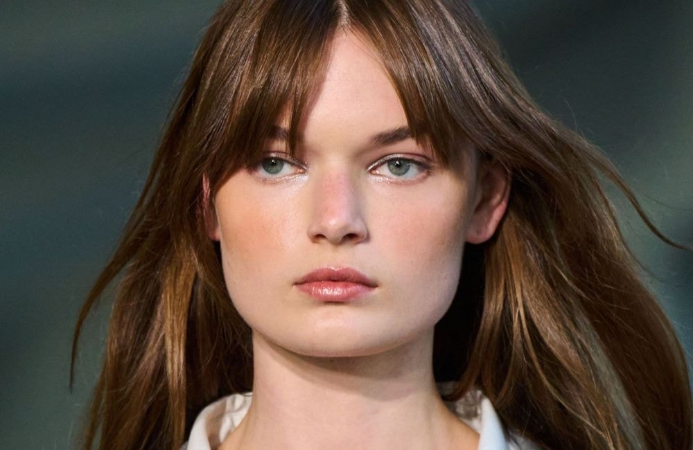 Astuce : ce placement malin du blush neutralise les cernes et lifte le regard