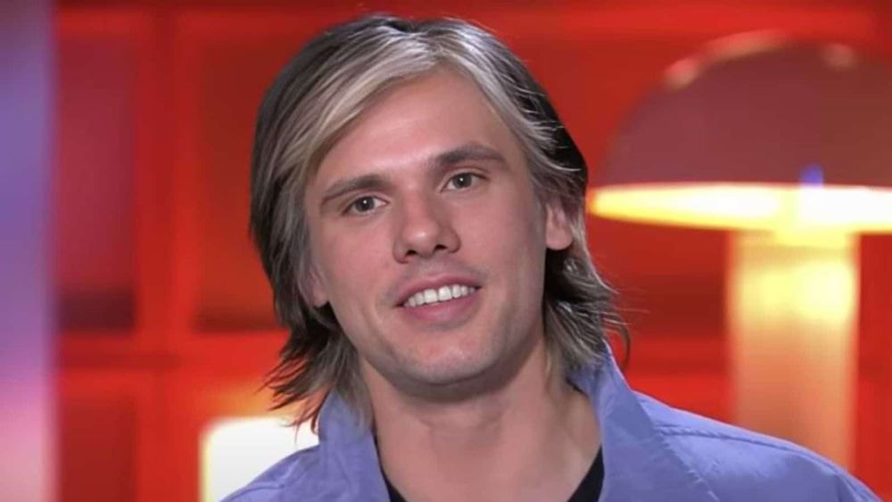 Orelsan : la mèche blanche du rappeur est-elle naturelle ? Il répond cash !