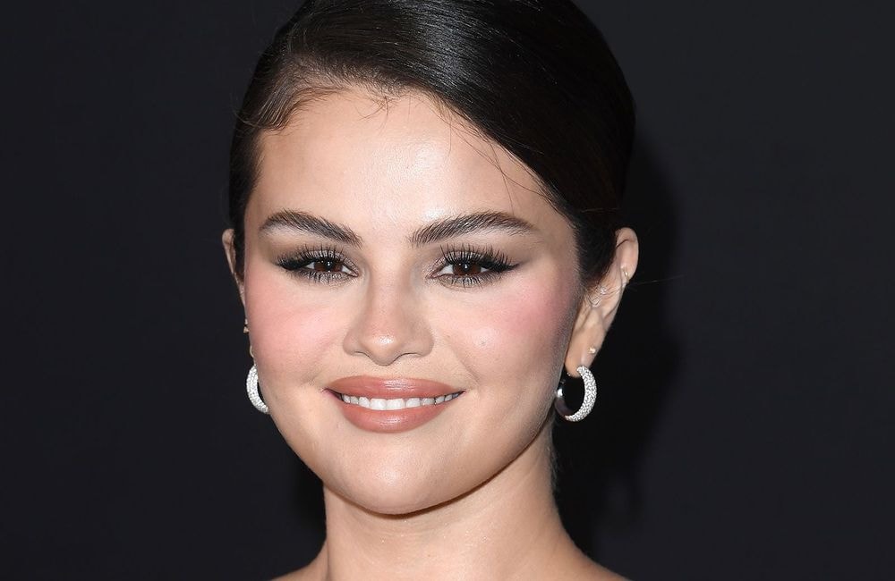 À son tour, Selena Gomez adopte cette coupe au carré rétro