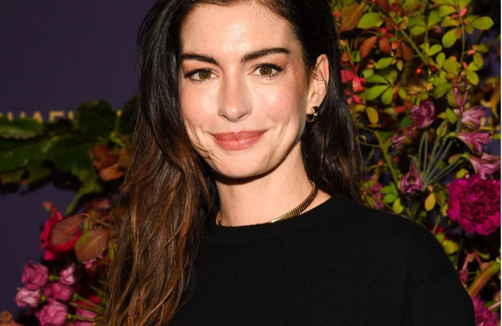 La facialiste d’Anne Hathaway révèle ses secrets contre les poches et cernes