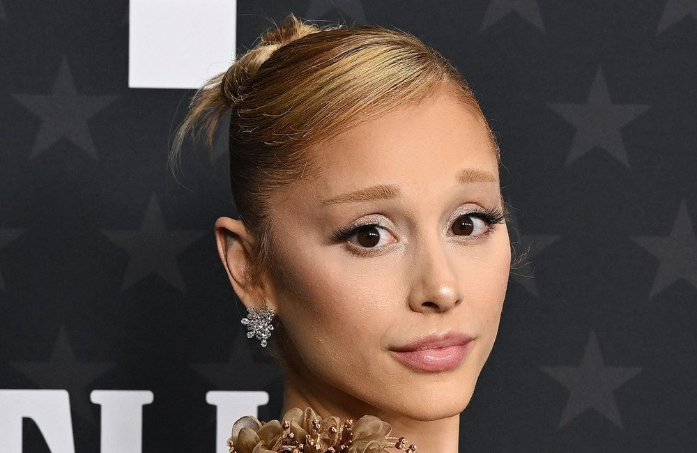 Ariana Grande dit au revoir au blond et retrouve sa coloration naturelle