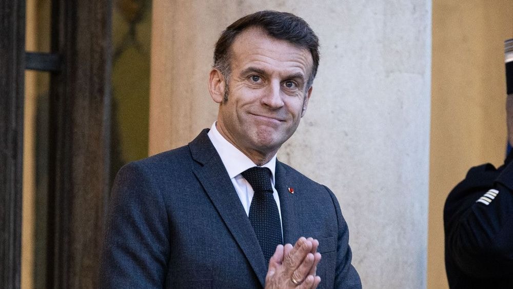 Emmanuel Macron "enragé" de ne pas pouvoir se représenter en 2027, "il compte bien revenir en 2032"