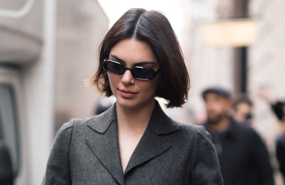 L’accessoire d’hiver de Kendall Jenner pour sublimer un tailleur-jupe élégant