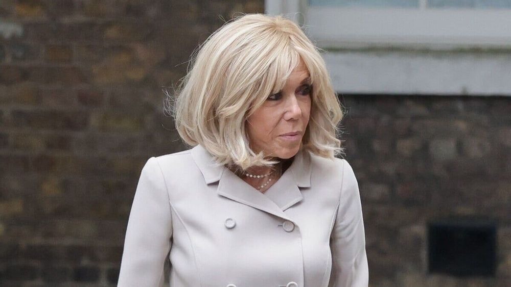 Brigitte Macron (72 ans) grillée sur une plage avec un "naturiste", ce cliché olé-olé dont elle a voulu se débarrasser
