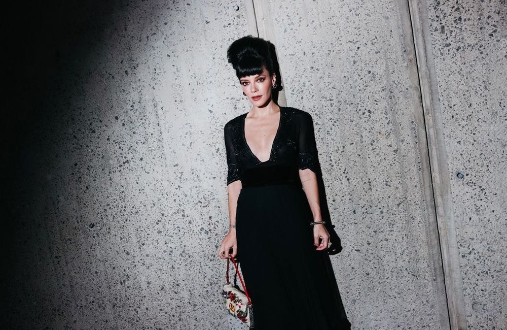 Lily Allen porte une robe faite des tickets de caisse des cadeaux offerts par son ex David Harbour à ses maîtresses
