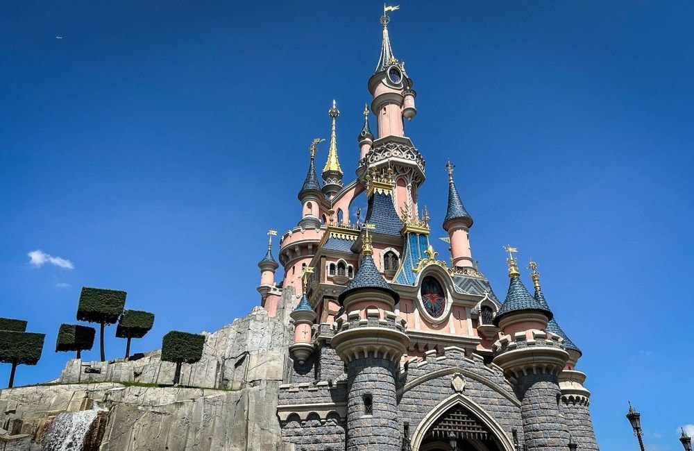 « J’ai eu un choc » : une figurante raconte le faux mariage à Disneyland