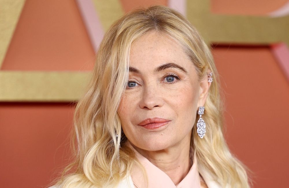 À 61 ans, Emmanuelle Béart prend la pose sans maquillage sur Instagram