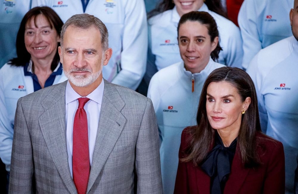 Letizia d’Espagne et Felipe VI se montrent souriants face aux athlètes des Jeux de Paris