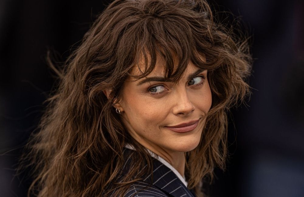 Cara Delevingne adopte à son tour cette frange très appréciée des Françaises