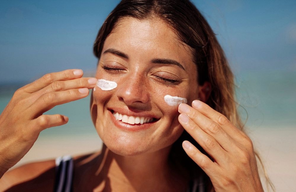 « Sunscreen sandwich » : la méthode toute simple pour enfin bien appliquer sa crème solaire