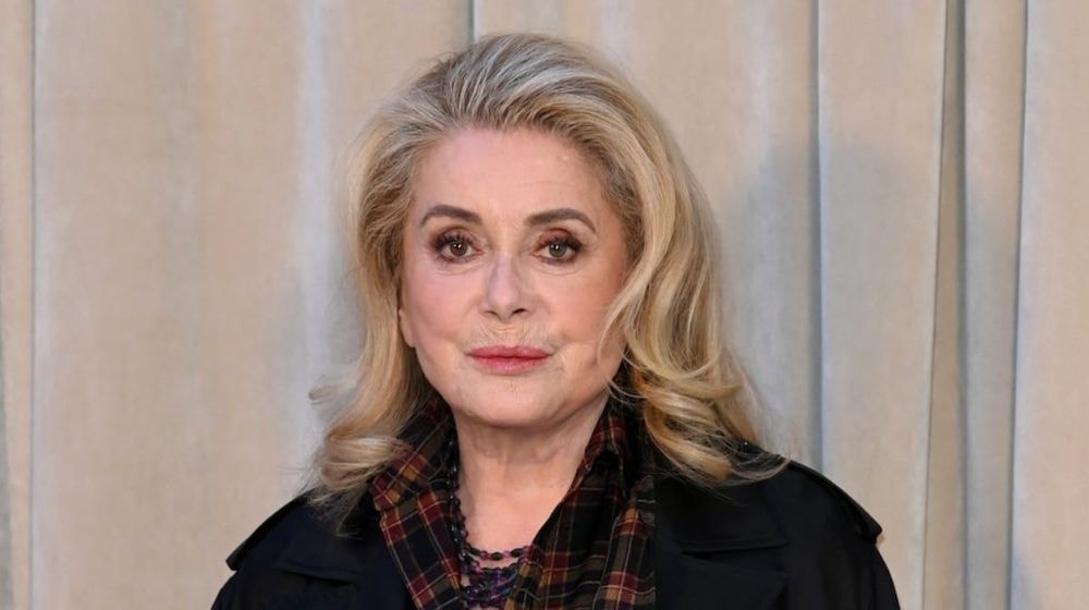 Des "murs de barbelés" anti-migrants, Catherine Deneuve (84 ans) vide son sac sur l'immigration