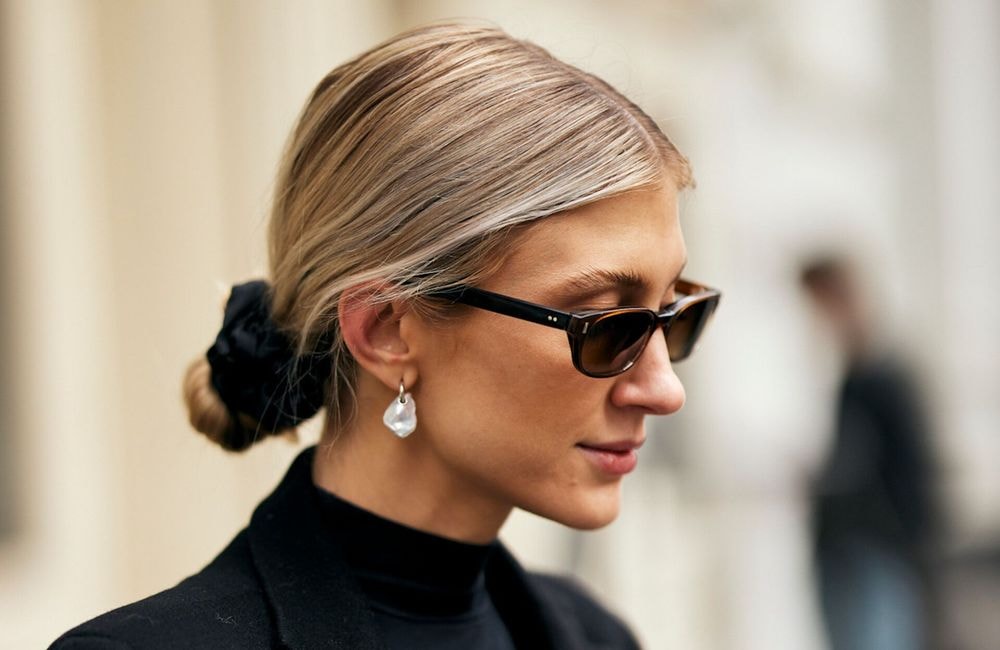 Le chignon que les Françaises portent à 18h est la tendance cheveux la plus chic de l'été