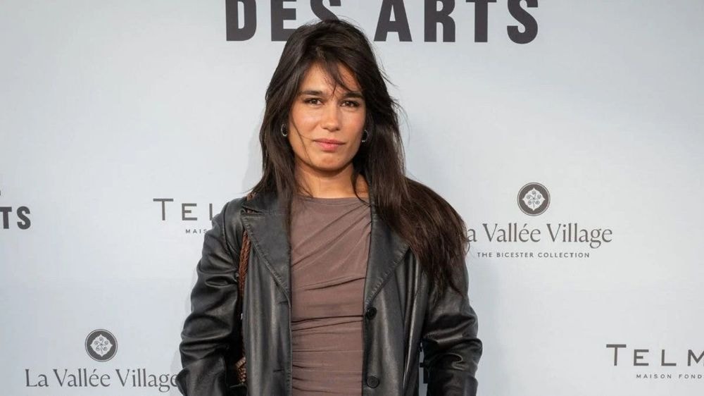 Emilie Tran Nguyen incognito : cheveux en bataille, veste oversize, elle se fond dans le décor de Londres avec son cher et tendre