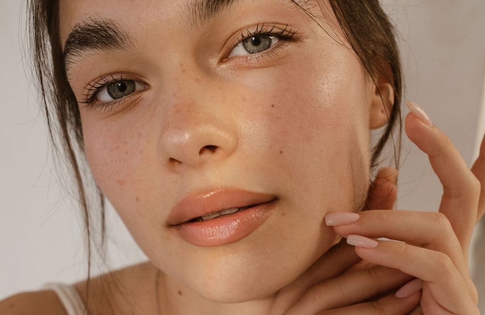 Sérum et baignade : une dermatologue dévoile le délai à respecter pour ne pas gâcher son soin