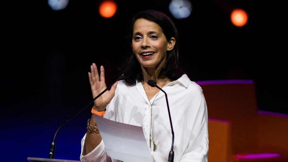 Sophia Aram, issue d'une famille franco-marocaine, fait fi de "l'aigreur des autres" et brandit cette récompense que l'État lui a faite