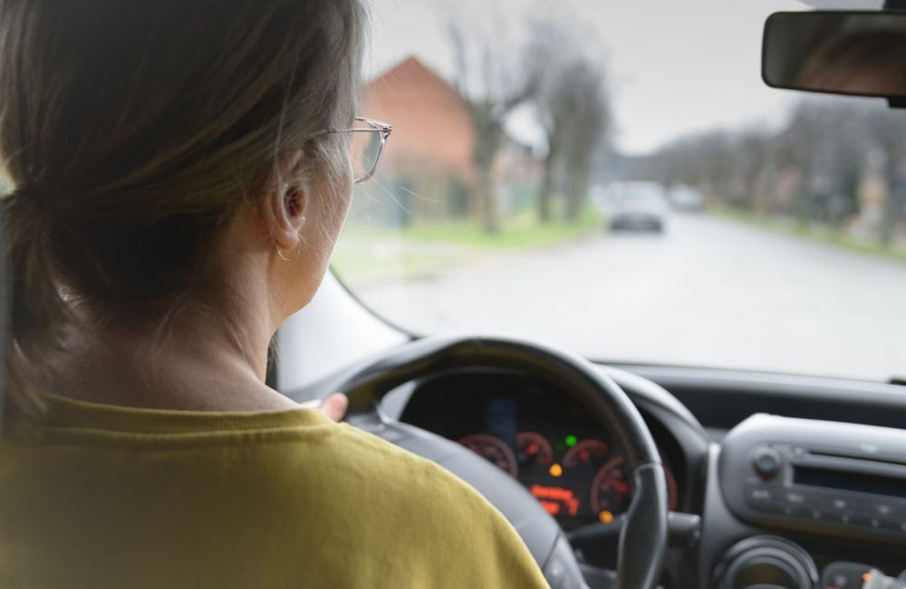 Sécurité routière : mieux vaut conduire « comme une femme » prône cette nouvelle campagne