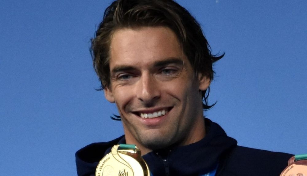 Camille Lacourt (39 ans) brise le silence sur sa dépendance à l'alcool : "Plusieurs canettes