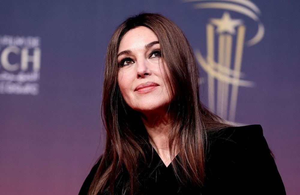 En longue robe transparente en dentelle, Monica Bellucci incarne la sensualité gothique