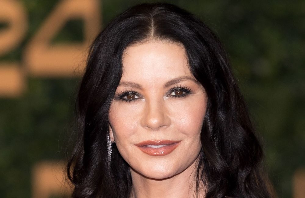 À 55 ans, Catherine Zeta-Jones dévoile une couleur de cheveux surprenante