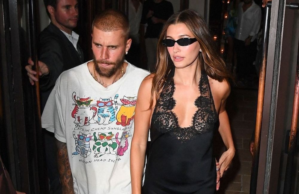 Pourquoi la robe nuisette d’Hailey Bieber va devenir l’uniforme de nos prochaines soirées