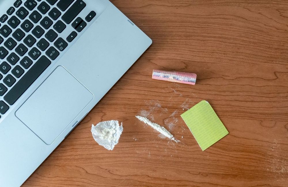 Cocaïne au bureau, whisky sur le chantier : ces chiffres qui alertent sur les addictions au travail