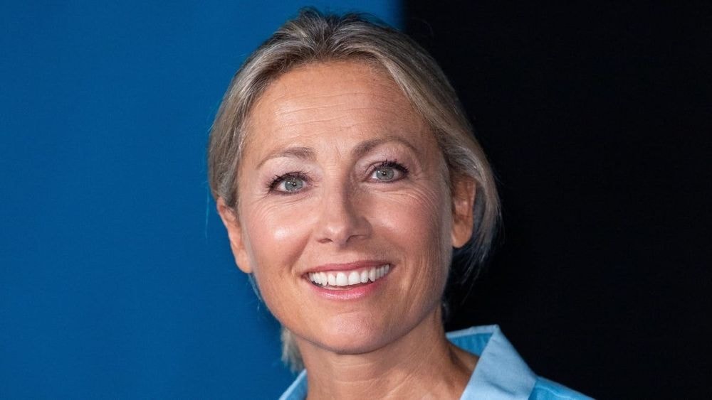 Anne-Sophie Lapix (54 ans) sculpturale en bikini rose, elle affiche son corps de bombe loin de la cohue parisienne