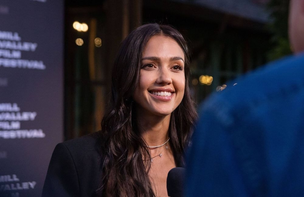 Jessica Alba dévoile les coulisses de ses vacances romantiques avec son compagnon Danny Ramirez