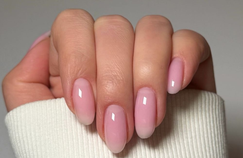« Mochi Pink Manicure » : à contre-courant des vernis acidulés, cette teinte s'impose cet été