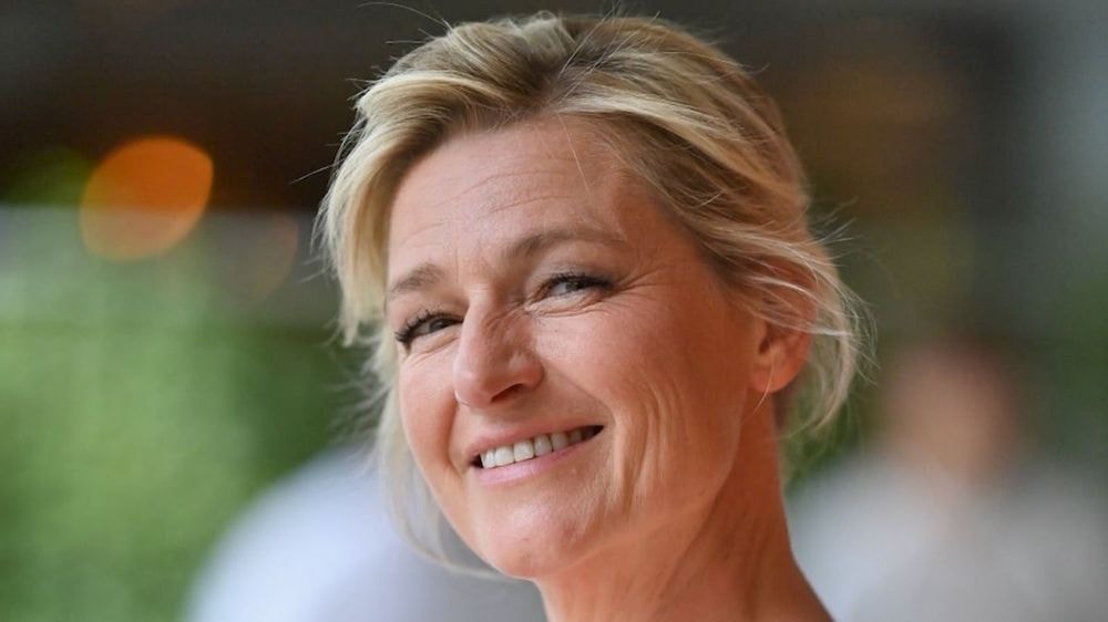 Anne-Elisabeth Lemoine (55 ans) en maillot de bain : après son strip-tease très remarqué, elle s'affiche dans une création pour le moins osée