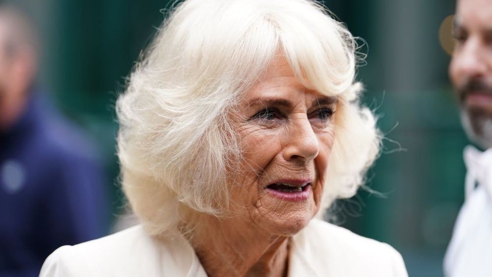 Camilla Parker Bowles embarrassée : on l'a vue toute nue en train de faire le ménage
