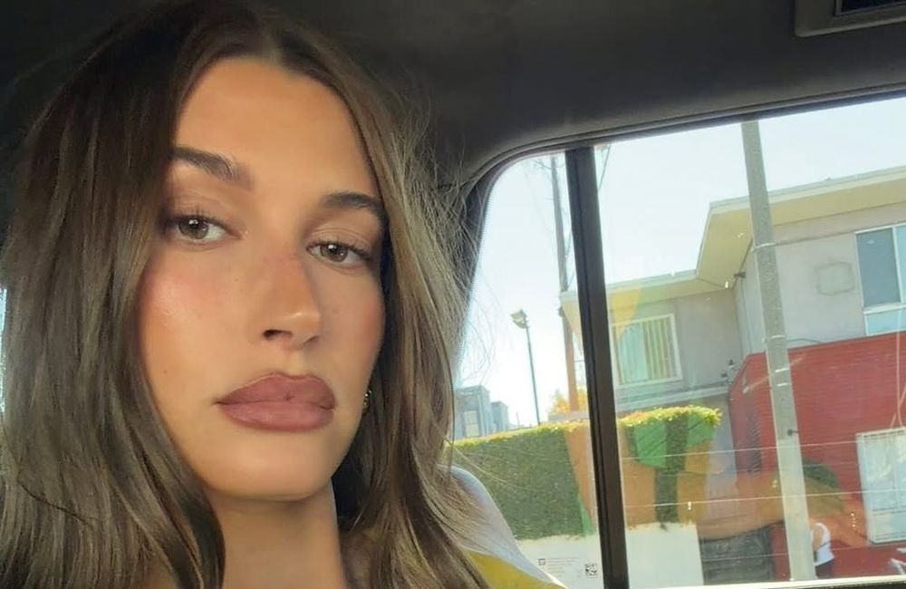 Blush sur les yeux et crayon sur le nez : Hailey Bieber dévoile son make-up « fond de sac »
