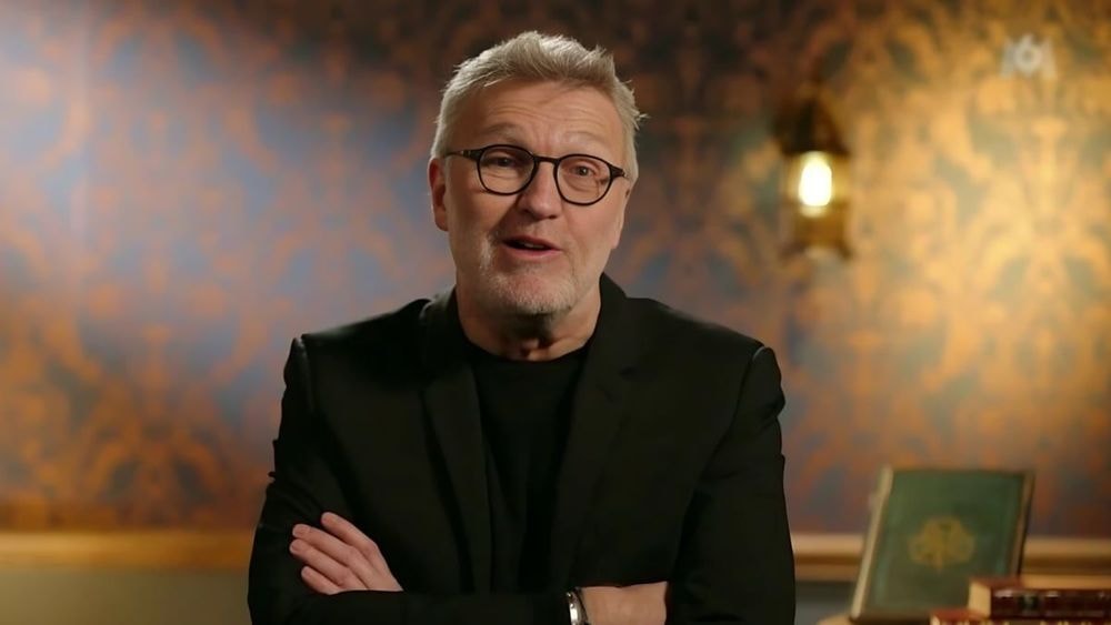 Laurent Ruquier nous fait visiter son manoir de rêve où il s'est réfugié avec Hugo Manos