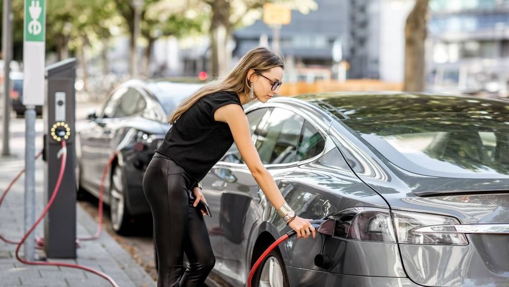 Voiture électrique : la marche à suivre pour obtenir un crédit d'impôt avec une borne de recharge