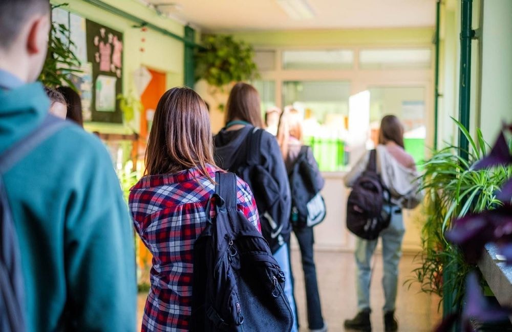 Sexualité des jeunes : comment les discours masculinistes augmentent les pratiques à risque, alerte le Sidaction