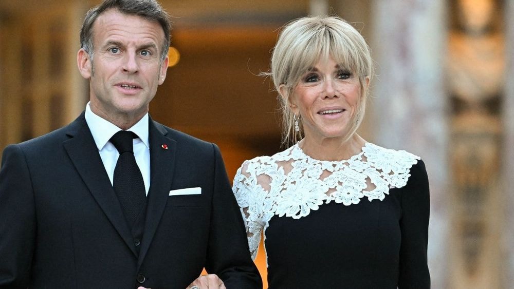 Dans un maillot de bain ultra moulant, Brigitte Macron (73 ans) dévoile une silhouette qui fait chavirer Emmanuel Macron