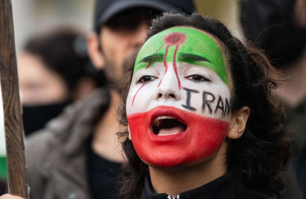 L'édito de ELLE : Impossible de ne pas crier « Femme, vie, liberté » en 2026