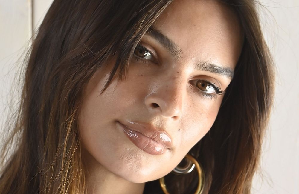 Prête pour l’été, Emily Ratajkowski adopte le carré long