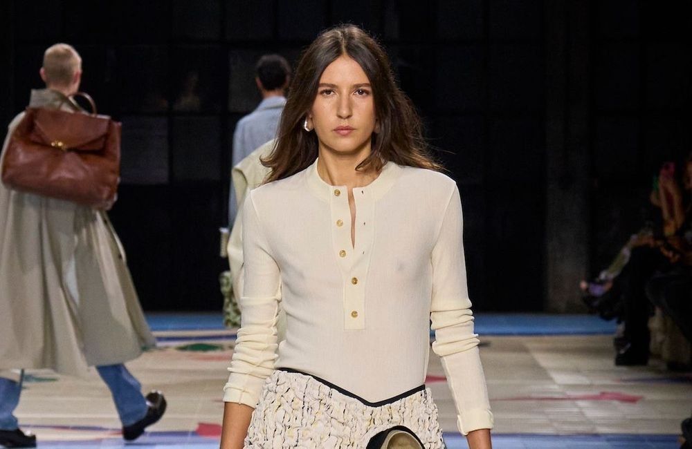 Le Henley, la pièce masculine qu'on va toutes vouloir porter cet été