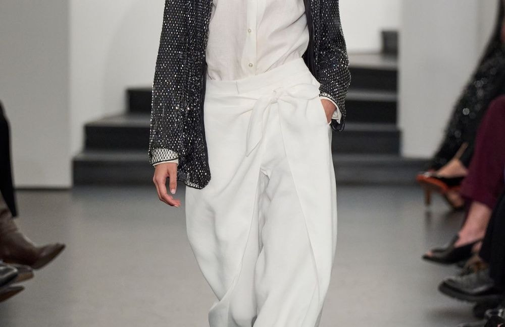 Le pantalon à taille croisée, la clé pour casser la routine stricte d’une silhouette tailoring