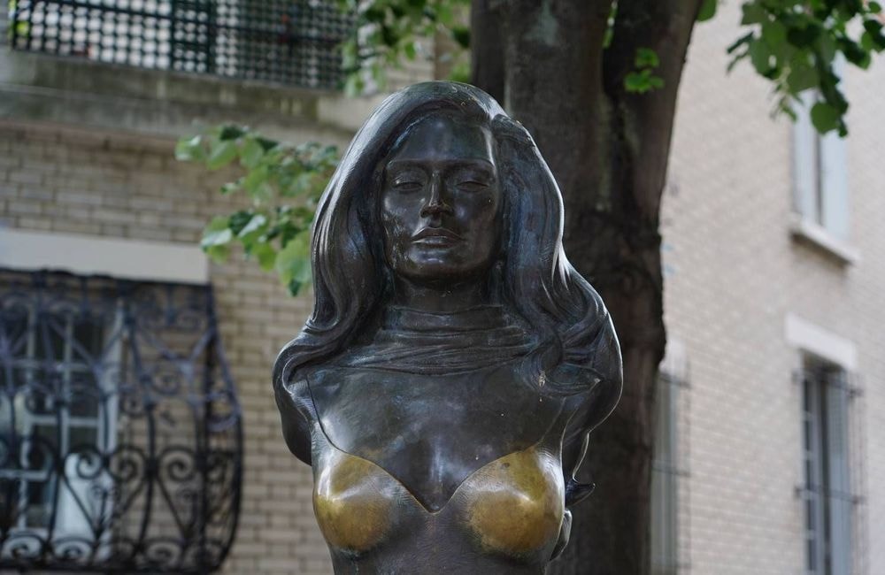 « Une banalisation d’agression sexuelle » : des élus veulent protéger la poitrine de la statue de Dalida