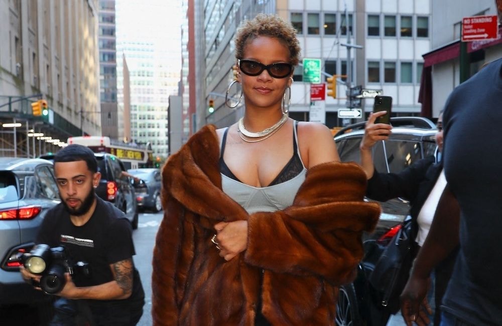 Pour le lancement de Fenty Hair, Rihanna dévoile ses cheveux courts au naturel