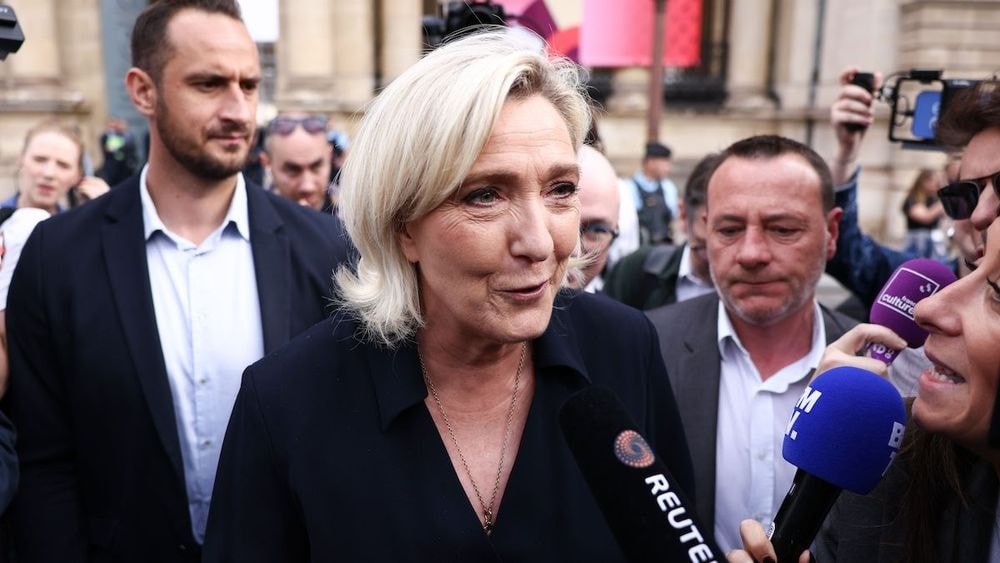 Marine Le Pen fustigée par une star d'Ici Tout Commence sur un plateau télé : "Il faut qu'elle...