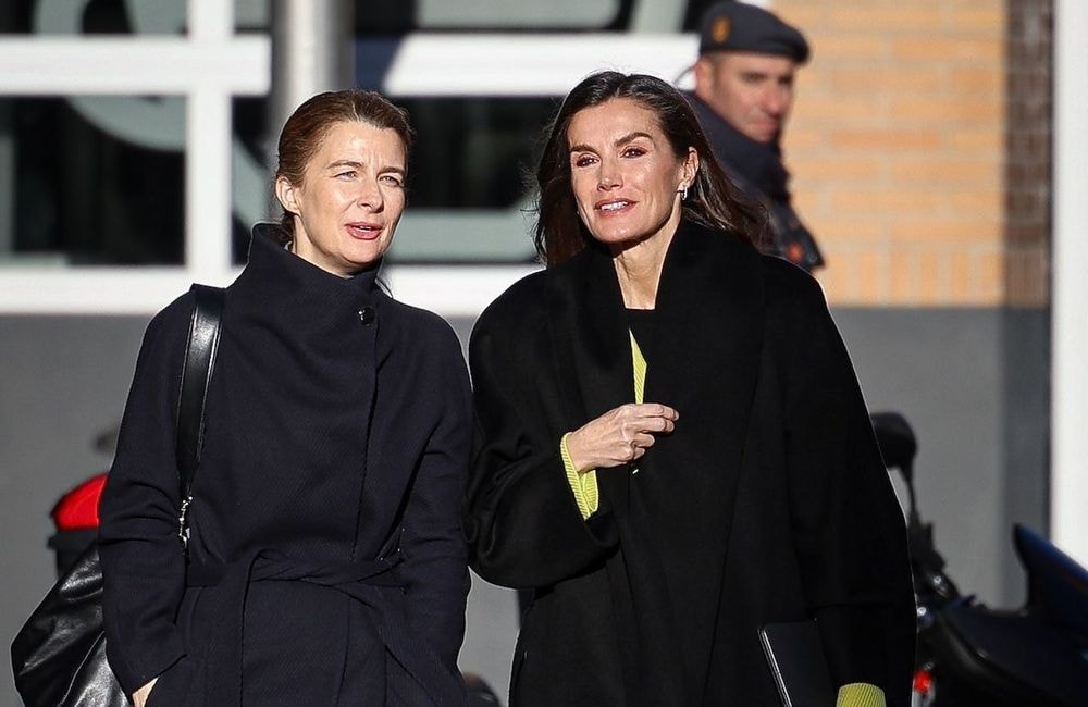 Total-look noir et touche de couleur, la nouvelle tocade mode de Letizia d'Espagne