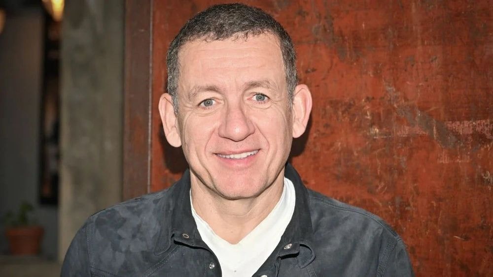 Dany Boon critiqué après son apparition avec sa compagne : "Elle est très jeune", "Il change de femmes comme de chemises" commentent les internautes