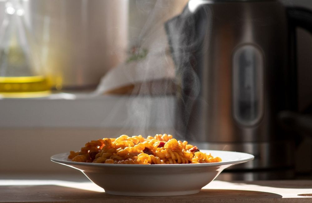 Pourquoi ne faut-il pas mettre les aliments encore chauds au réfrigérateur ?