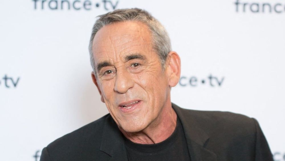 "Y a Jackie Chan" : face à Thierry Ardisson, Bun Hay Mean encaisse sans broncher, cet échange lunaire avant leur disparition