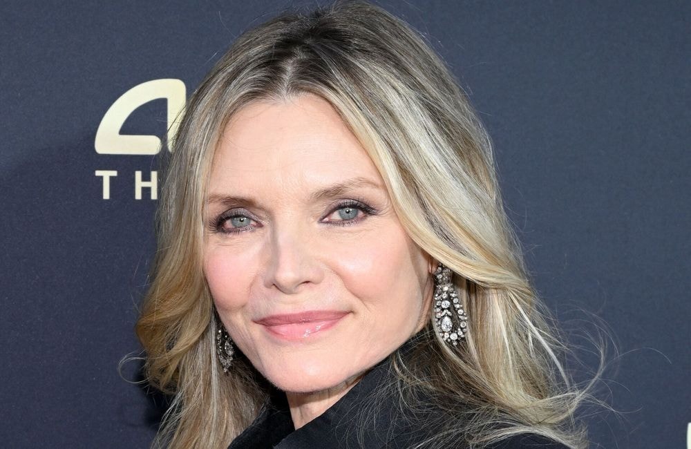 Cheveux bouclés et teint naturel : à 67 ans, Michelle Pfeiffer s’affiche au naturel